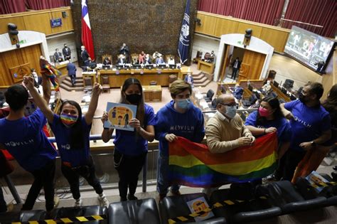 Chile aprova casamento gay e adoção de filhos por casais do mesmo sexo