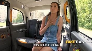 Perfektes Mädchen mit perfekter Haut befreit ihre Möpse im Taxi XVIDEOS