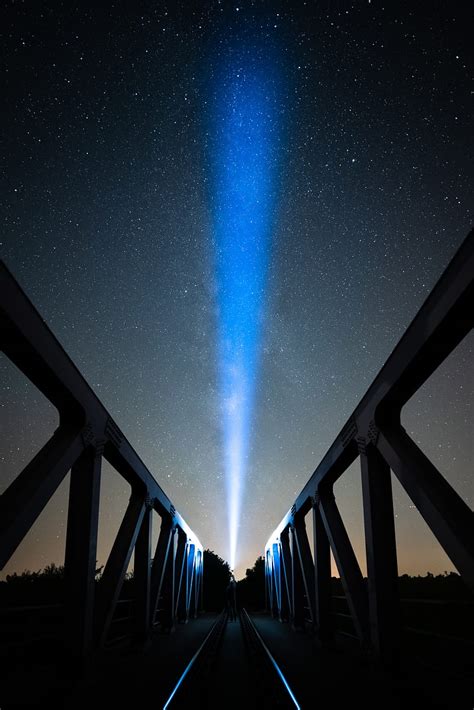 Puente Haz Luz Noche Oscuridad Linterna Fondo De Pantalla De