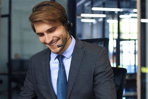 Operador De Centro De Llamadas Masculino Joven Guapo Amable Sonriente