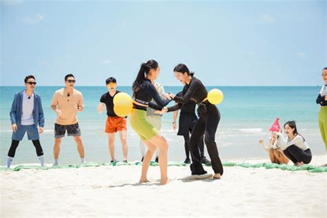 Gay cấn nơi Đảo thiên đường Hai nàng hậu ra tay tranh hẹn hò Tuổi Trẻ Online