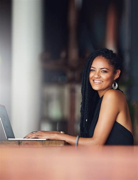 Laptop De Cafeteria E Retrato De Mulher Em Um Caf Para Trabalho Remoto