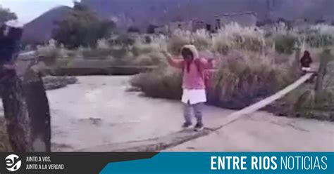 Niños de Campo Quijano arriesgan sus vidas cruzando un peligroso puente