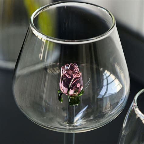 Verres Vin Avec Une Rose Dans Le Fond Du Verre