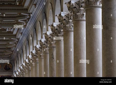 Columnas de mármol en la basílica de San Pablo Extramuros Roma Italia