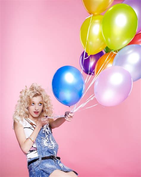 Het Meisje Van De Blonde Met Ballons Stock Foto Image Of Geluk