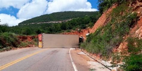 Chapada Caminh O Ba Tomba Em Trecho Entre Rio De Contas E Marcolino