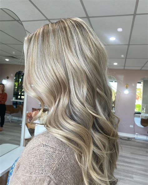 Ash Blonde Long Hair Glosty