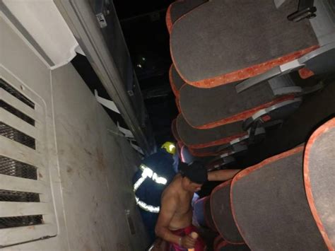 Imágenes así quedó bus en que viajaban migrantes venezolanos en Copán