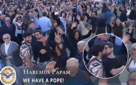 Le Couple Gay Devient Viral Apr S Avoir Embrass Au Vatican Alors Que Le Nouveau Pape A Annonc