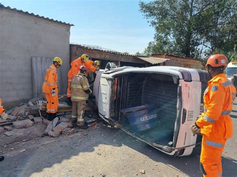 Carro bate em muro e destrói fachada de casa em BH Minas Gerais G1