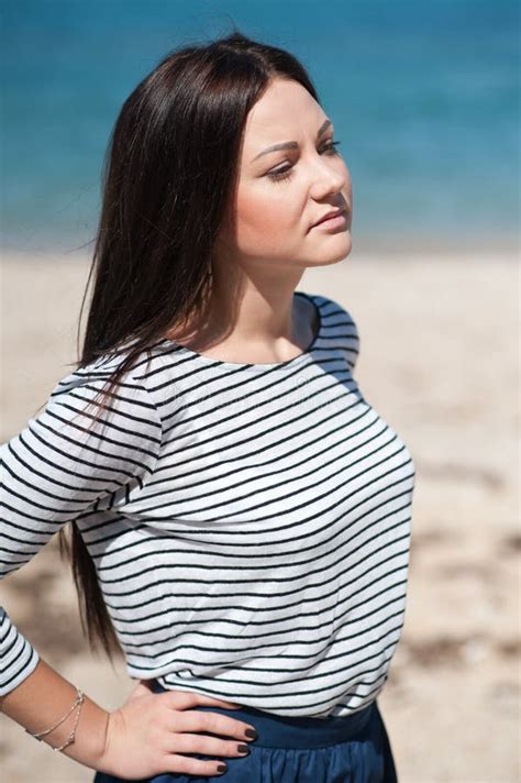 Foto Di Riserva Di Bella Donna Alta Del Brunette Sulla Spiaggia In Immagine Stock Immagine Di