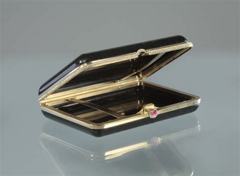 Подарок курильщику: дорогой портсигар с бриллиантами купить