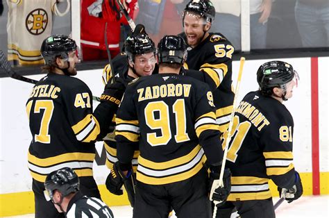 Bruins score three in second period to beat Islanders