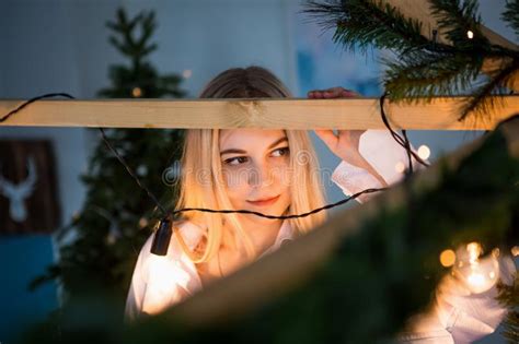 Une Jeune Fille Blonde Mignonne Dans Une Chemise D Hommes Blancs Avec De Longues Douilles Tient