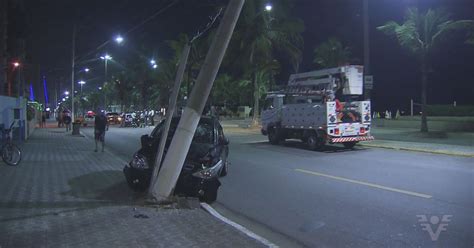 G Carro Bate Arranca Poste Do Ch O E Deixa Dois Feridos Em Praia