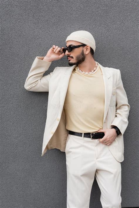 Joven Gay Con Traje Elegante Foto De Archivo Imagen De Sunglasses Elegante 275719748