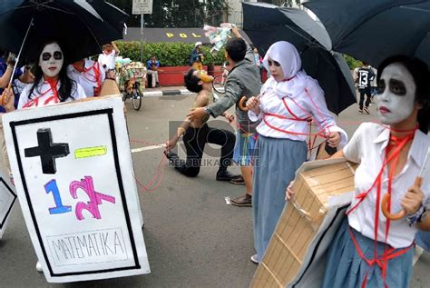 Mahasiswa Trisakti Gelar Aksi Peringatan 17 Tahun Reformasi Republika