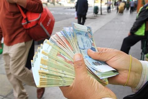 ️ Video Bolivianos Compran Soles Ante Crisis Económica