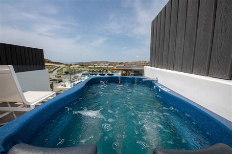 Suite With Hot Tub In Mykonos Bianco A Nero