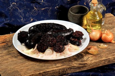 Morcilla Al Horno Con Cebollas Encurtidas En Un Plato Blanco Morcilla