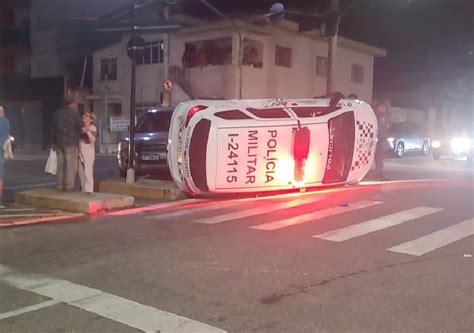 Viatura da PM tomba após ser atingida por carro em avenida de São João