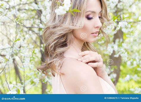 Belle Jeune Fille Blonde Tendre Mignonne Dans Un Jardin Des Arbres Fleurissants Dans Des Tons
