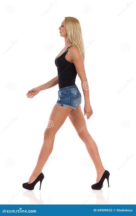 Marche Blonde Dans Des Talons Hauts Photo Stock Image Du Marche D Coupage