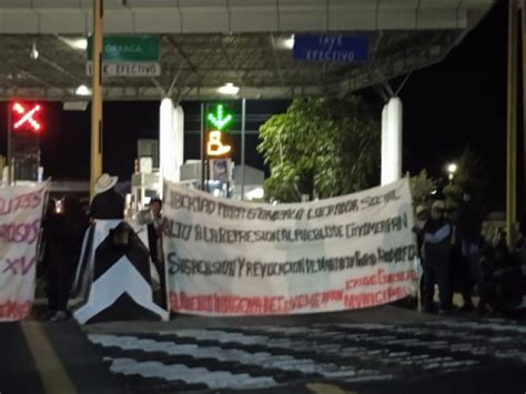 Manifestantes De Coyomeapan Toman Caseta De Cobro De La Cuacnopalan Oaxaca