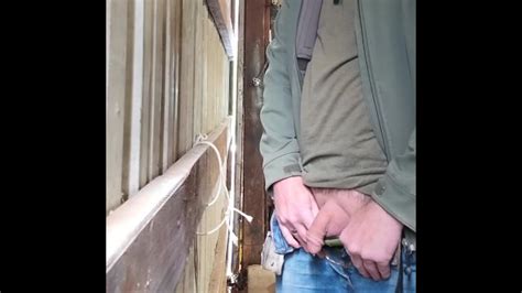 おしっこに必死なのでチンポを間に合うことができませんでした Pornhub Gay