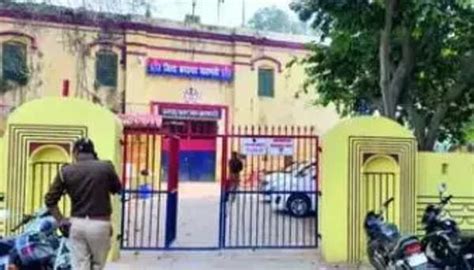 Viral Video Girls Indulge In Street Fight Over Leaked Nude Photos