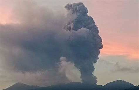 Gunung Dukono Muntahkan Abu Vulkanik Wisatawan Waspada