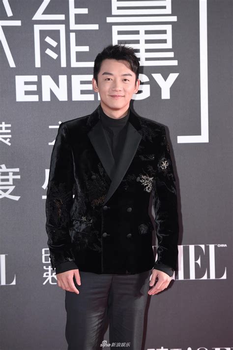 Thảm đỏ hot nhất hôm nay Cổ Lực Na Trát trắng bật tông nuột nà sao nhí Na Tra khoe vòng