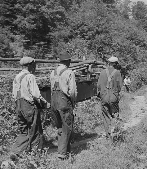 SįNN - In 1940, in the remote hills of Kentucky, mountain people are