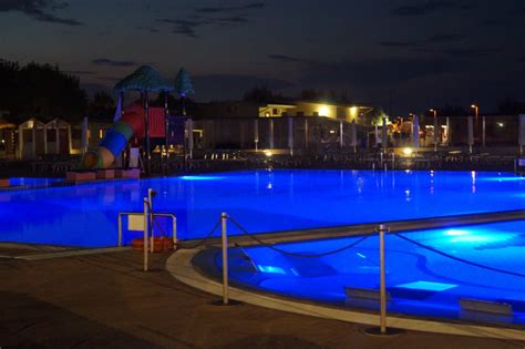 Abends Am Pool Herrscht R Villaggio Turistico Rosapineta Sud