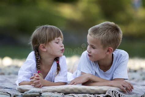 Twee Jonge Gelukkige Leuke Blonde Lachende Kinderen Jongen En Meisje Brot Stock Foto Image
