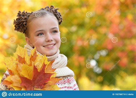 Portrait De Gros Plan Du Joli Reste De Cette Petite Fille Photo Stock