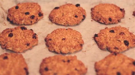 Видео-рецепт: овсяное печенье - YouTube