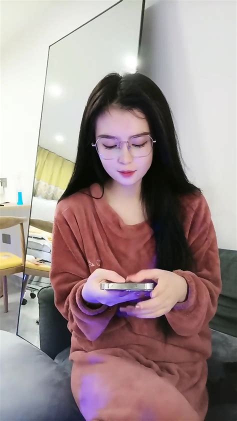 Hot Vietnamese Girl Showing Her Pussy