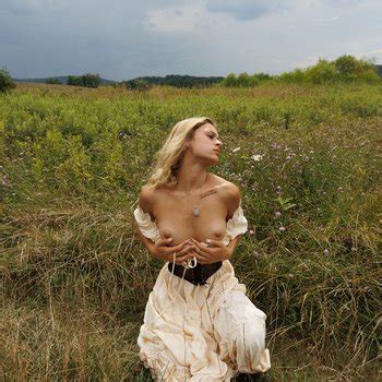 Sweet Blonde Babe Showing Off Her Natural Tits Jezebel Madd Photos