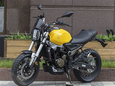 Купить новый Voge 300ACX инжектор 6 передач в Москве жёлтый naked bike 2024 года по цене 309