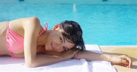 La Jolie Brune Utilisant Le Bikini Rose Se Repose Sur La Serviette Image Stock Image Du Beau