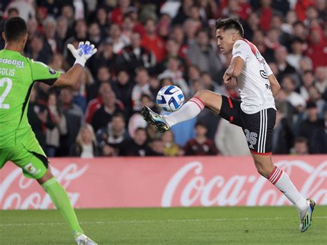 Video: el hincha de Cristal que aplaudió el cuarto gol de River :: Olé