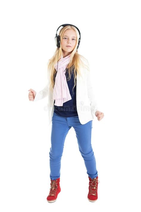 Fille Blonde Avec écouteurs Écouter La Musique Et Danse Image stock Image du enfant écharpe