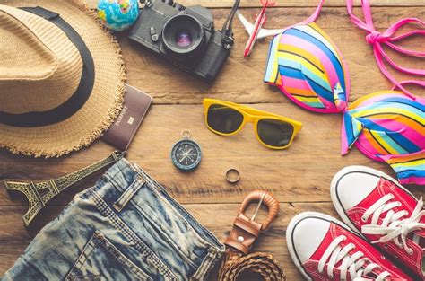 Bikini Colorido Belleza Y Accesorios En Piso De Madera Foto Premium