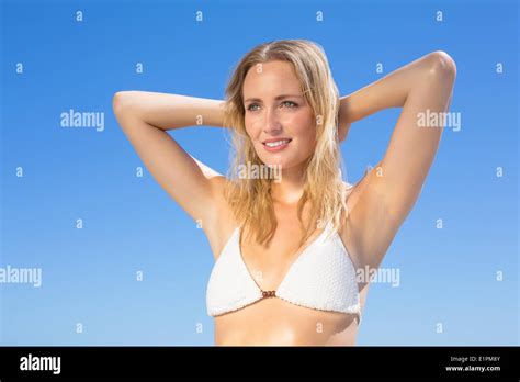 Belle femme bikini sur la plage Banque de photographies et dimages à haute résolution Alamy