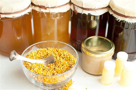 Продукты пчелы меда стоковое фото. изображение насчитывающей питательно ...