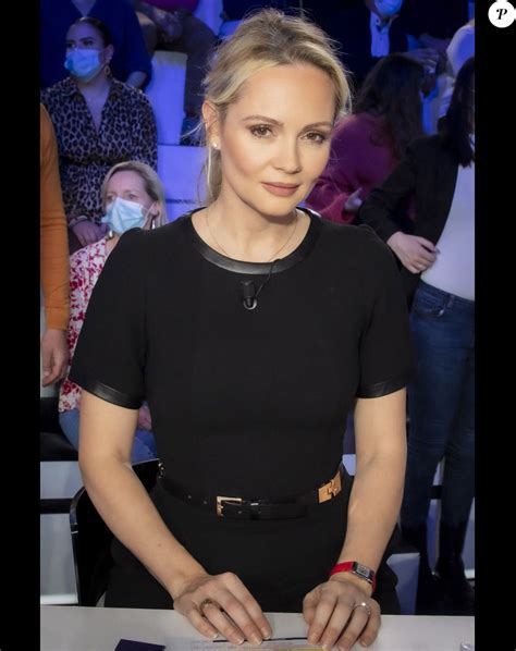 Touche pas à mon poste Une chroniqueuse en bikini fait sensation le