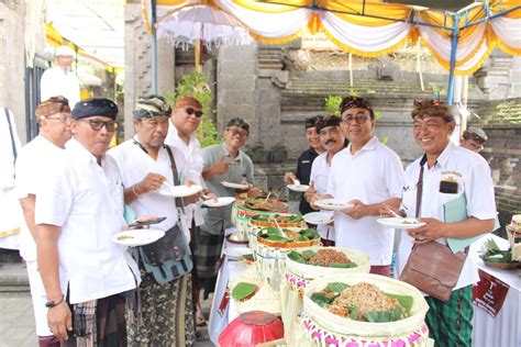 Wali Kota Jaya Negara Hadiri Lomba Penjor Dan Ngelawar Stt Se Desa