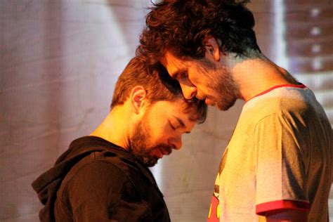 Espetáculo de teatro relata amor gay e medo do fim em Salvador Me Salte